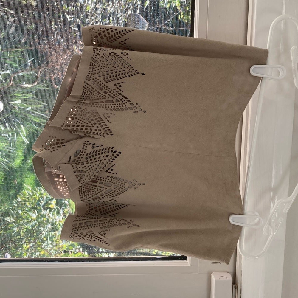 Women’s suede shorts laser cut leather . New. Size 6.